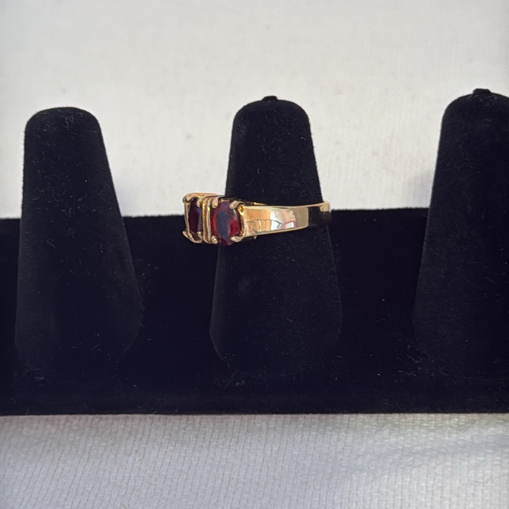 Faux 3 stone Garnet Gold Seta Ring 5.5-6 - Picture 2 of 4